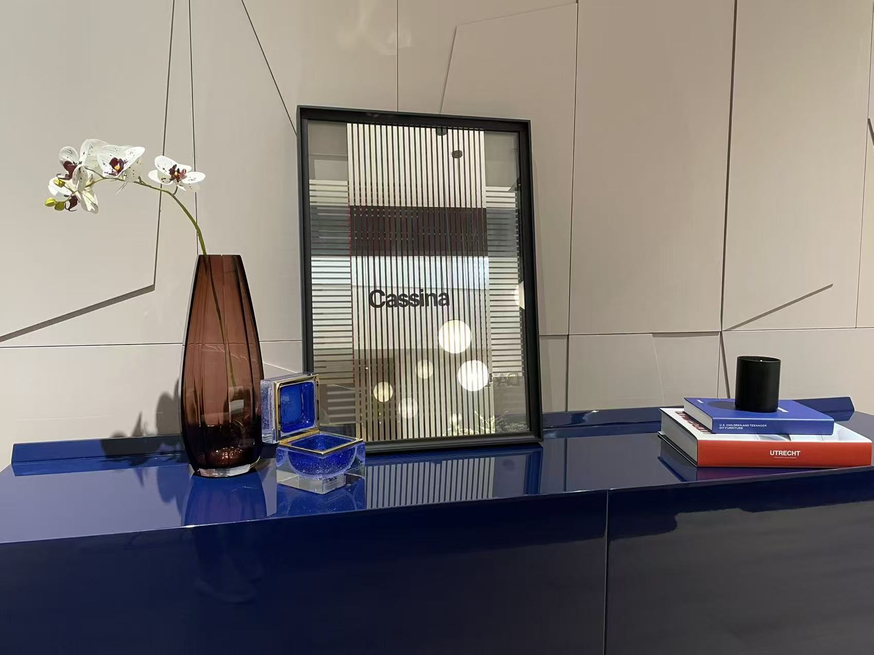 Showroom Cassina con esposizione prodotti Alessandro Mandruzzato